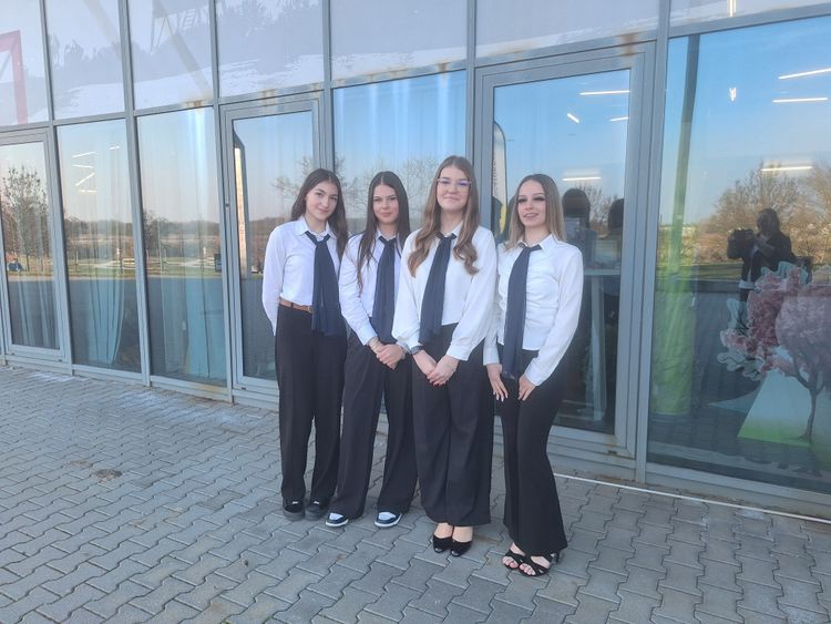 Deákos diákok és a Méhecskék