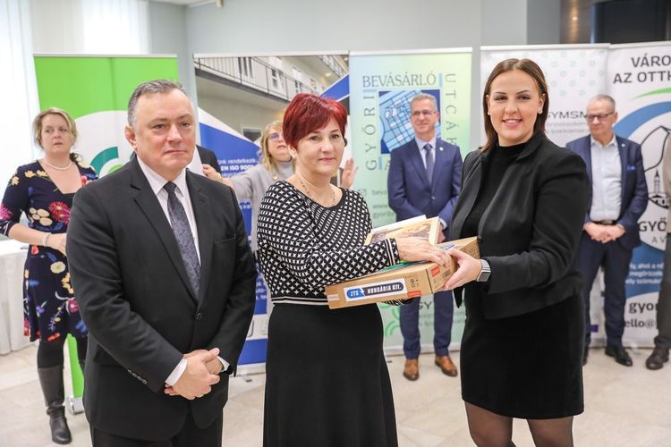 Megjelent a hír a Kisalföld. oldalán Angyalok a belvárosban - 4 millió forint támogatás 27 győri rászoruló diáknak