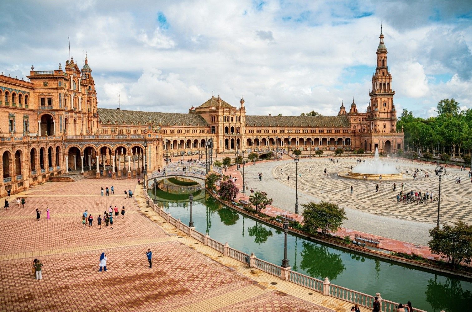 sevilla főtere.jpg